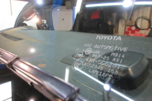 トヨタ ハイエースワイド　純正品中古フロントガラス交換