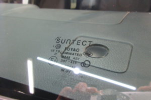 日産 NV350キャラバン　フロントガラス交換SUNTECT