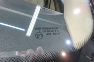 BMW 5シリーズ セダン　OEM品フロントガラス交換