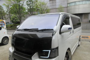 トヨタ ハイエース200系標準　コートテクト熱反射フロントガラス交換他