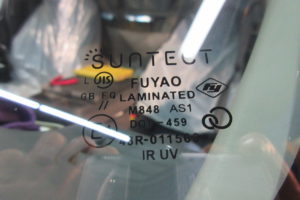 日産 キャラバンE25　フロントガラス交換SUNTECT