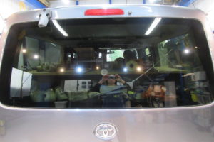 トヨタ ハイエース200系標準　リアガラス交換