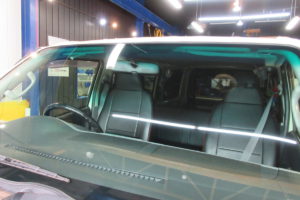 トヨタ ハイエース200系標準　フロントガラス交換