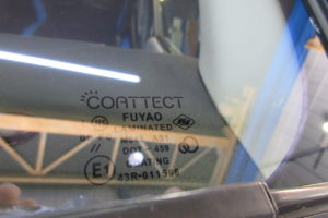 トヨタ ハイエースワイド　コートテクト熱反射フロントガラス交換