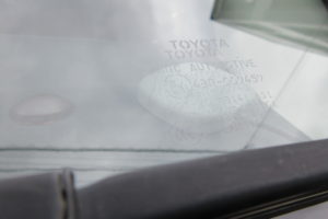 トヨタ ハイエース200系標準　純正品中古フロントガラス交換