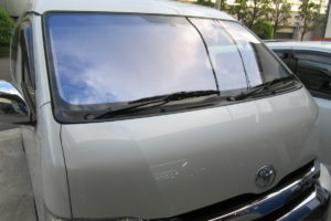 トヨタ ハイエースワイド　コートテクト熱反射フロントガラス交換